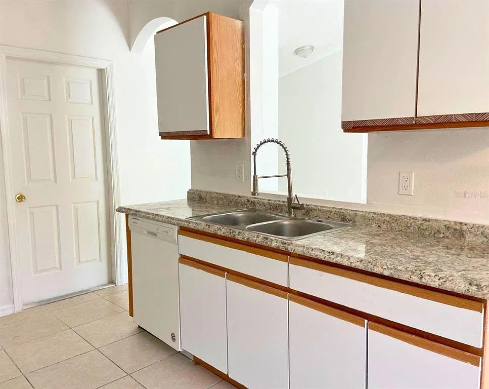 3 bed, 2.0 bath, 1160 sqft, $1,700 — Photo 4