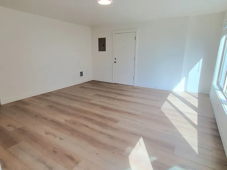 Royal Anne Apartments — Photo 31