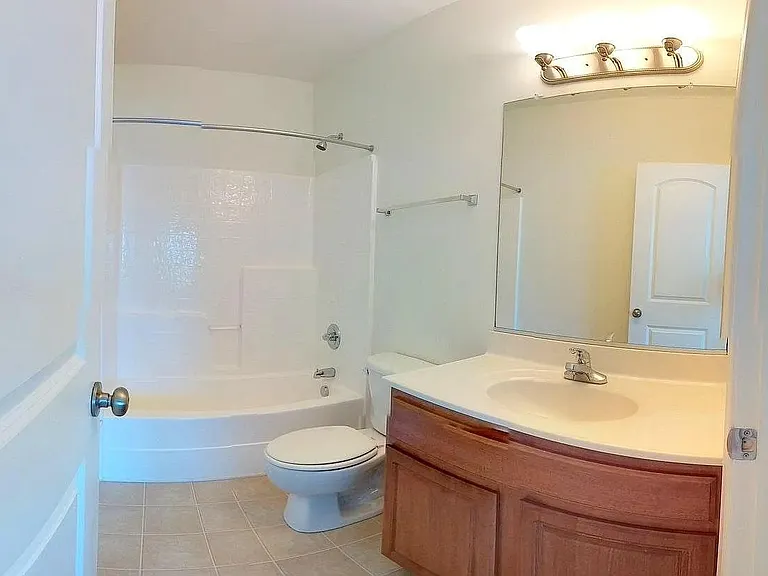 Master Bedroom #2 Bathroom w/ Tub (Second Floor)