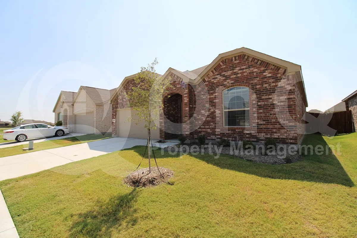 4 bed, 2.0 bath, 1881 sqft, $2,099 — Photo 3