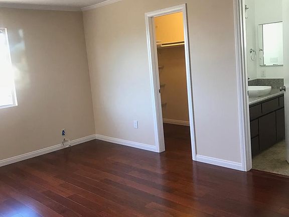 Master bedroom w walk-in closet