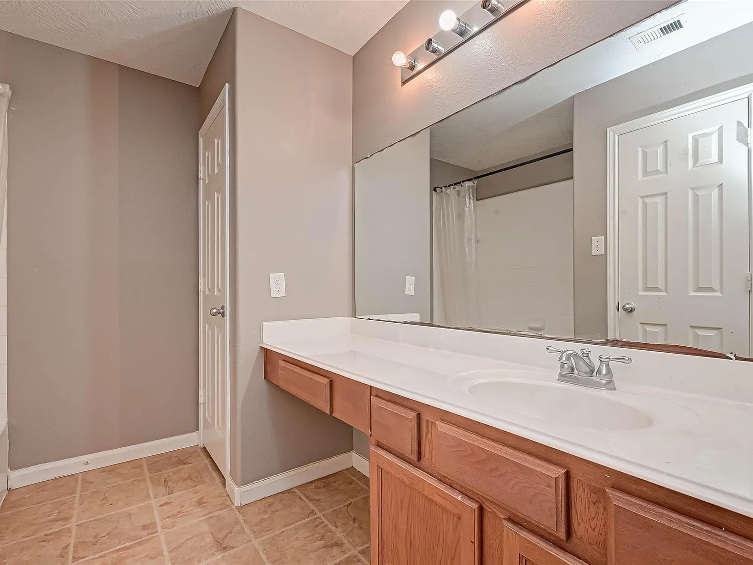 4 bed, 2.5 bath, 3544 sqft, $2,500 — Photo 3