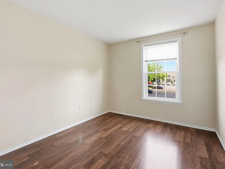 204 Livingston Ct — Photo 24