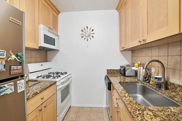 Rented by Douglas Elliman | media 19