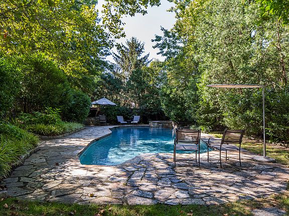 4th image of 11 Hampshire Cir