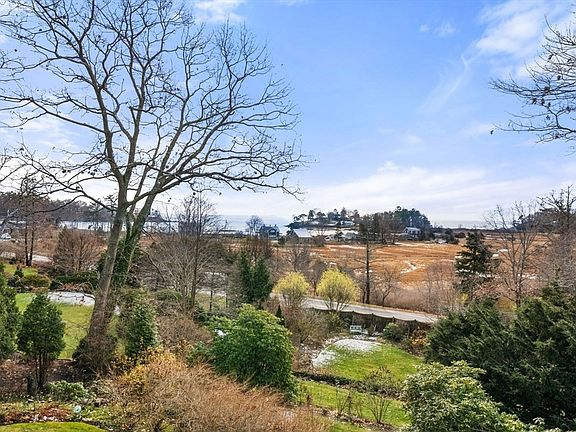 4th image of 468 Summer St