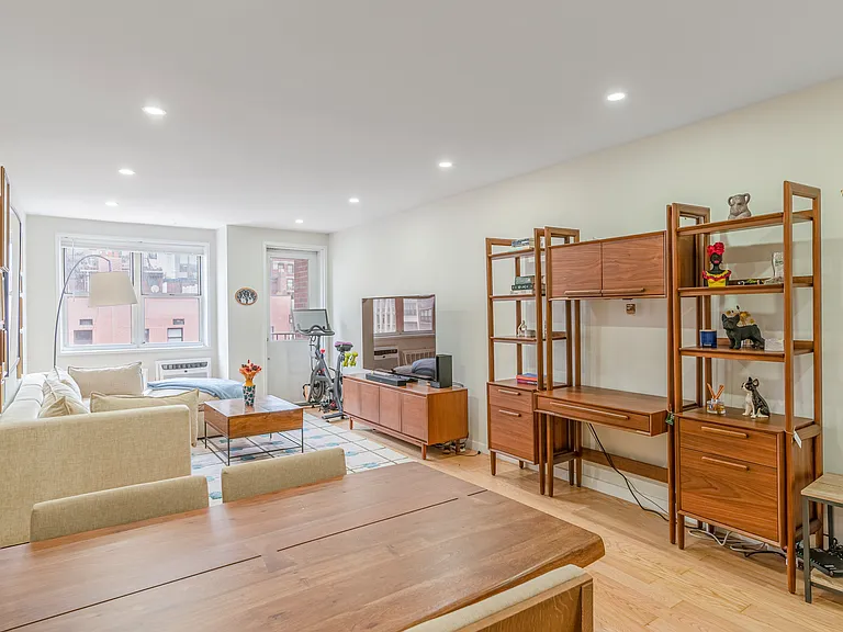 170 W 23rd St #4N — Photo 4