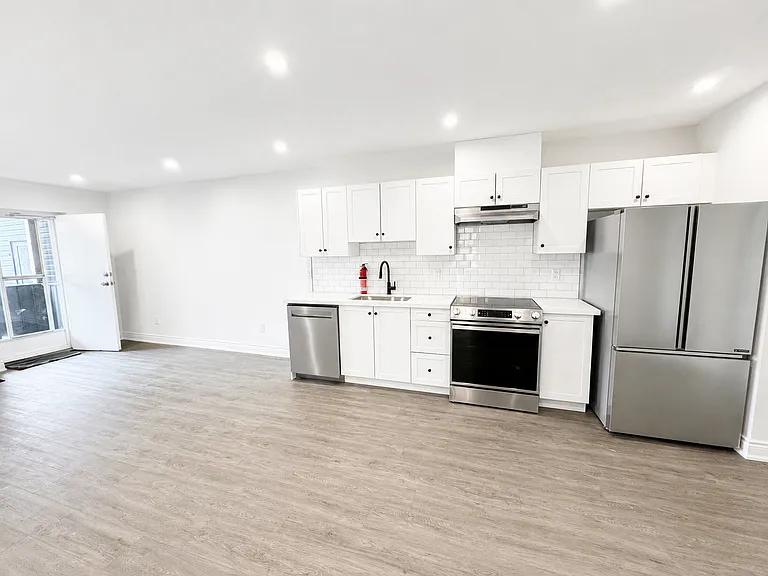 1127 Main St E — Photo 2
