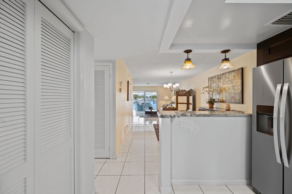 725 N RIVERSIDE Drive #203, photo 9