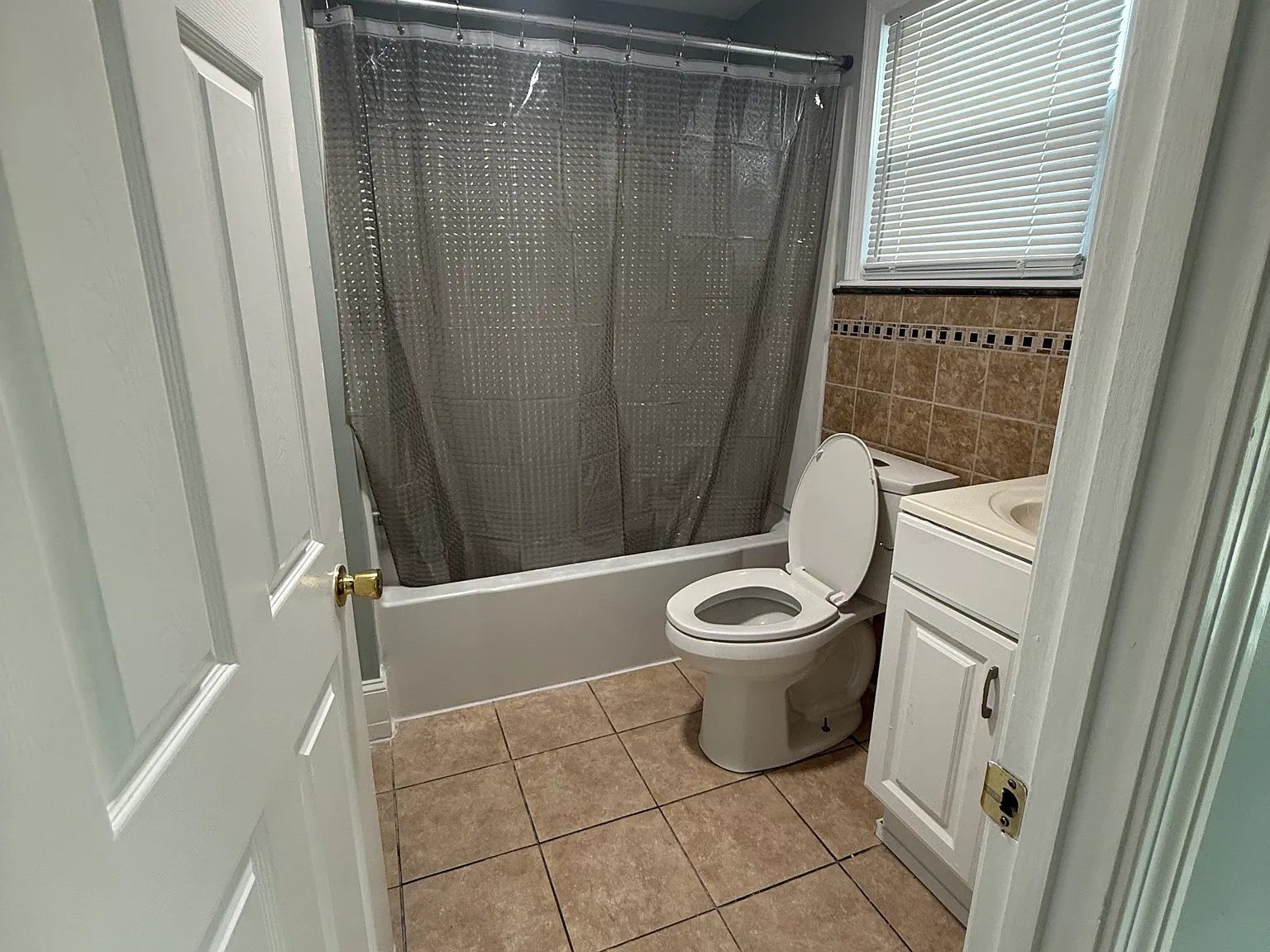 3 bed, 1128 sqft, $2,000 — Photo 3