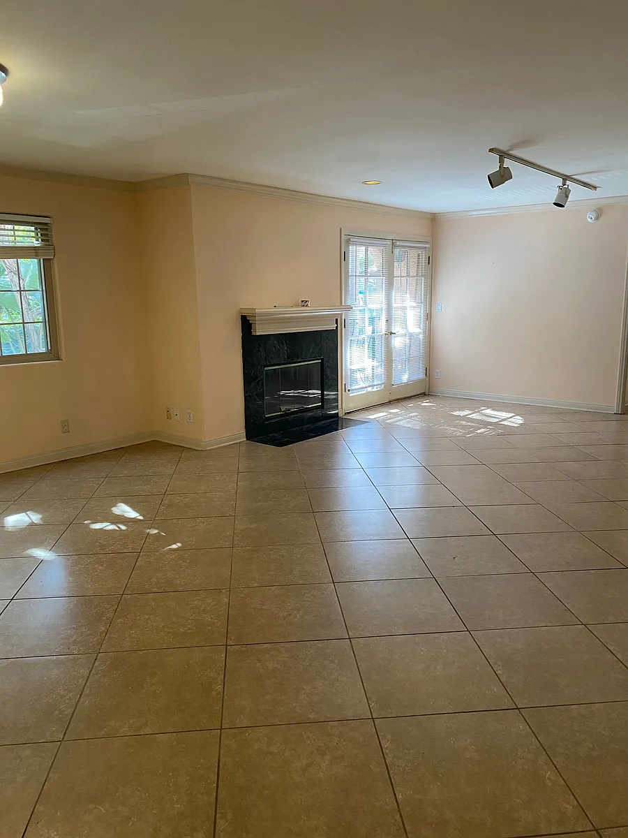 Living room/Dining area - 1818 Greenfield Ave