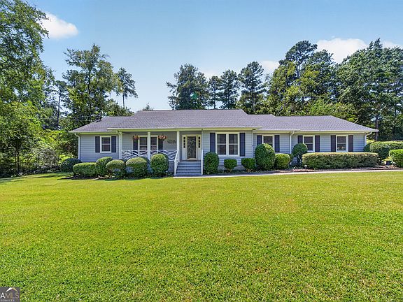 3rd image of 3631 Sussex Dr NE