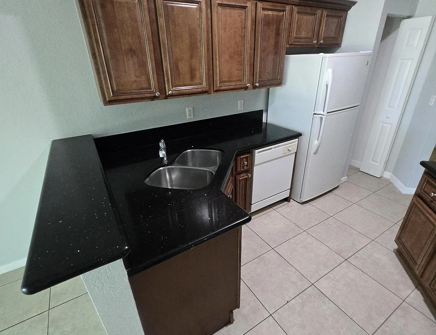3 bed, 2.5 bath, 1309 sqft, $2,200 — Photo 3