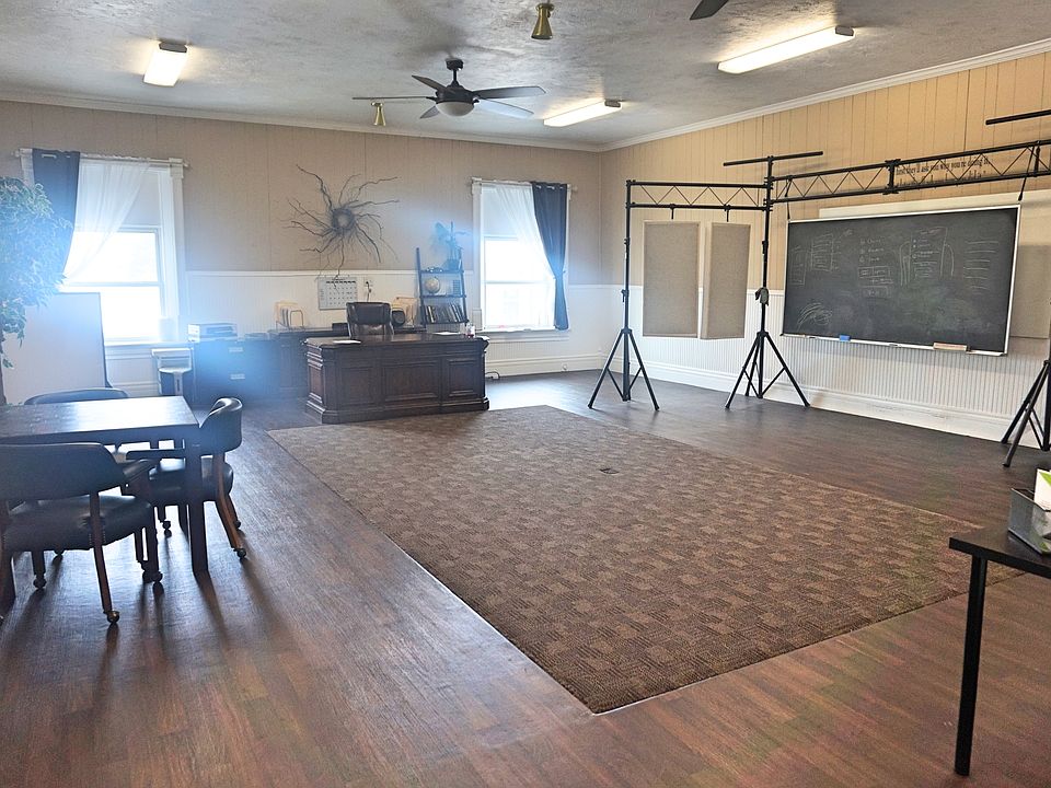 Executive Unit (top floor)
