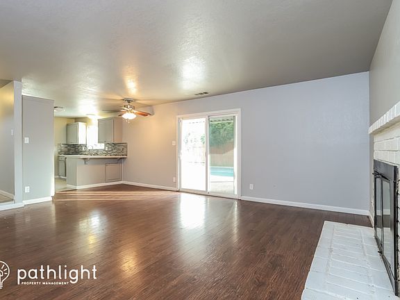 2nd image of 934 Oakhurst Way