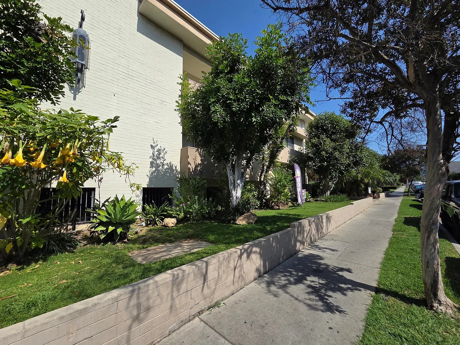 Crown Encino Apartments — Photo 2