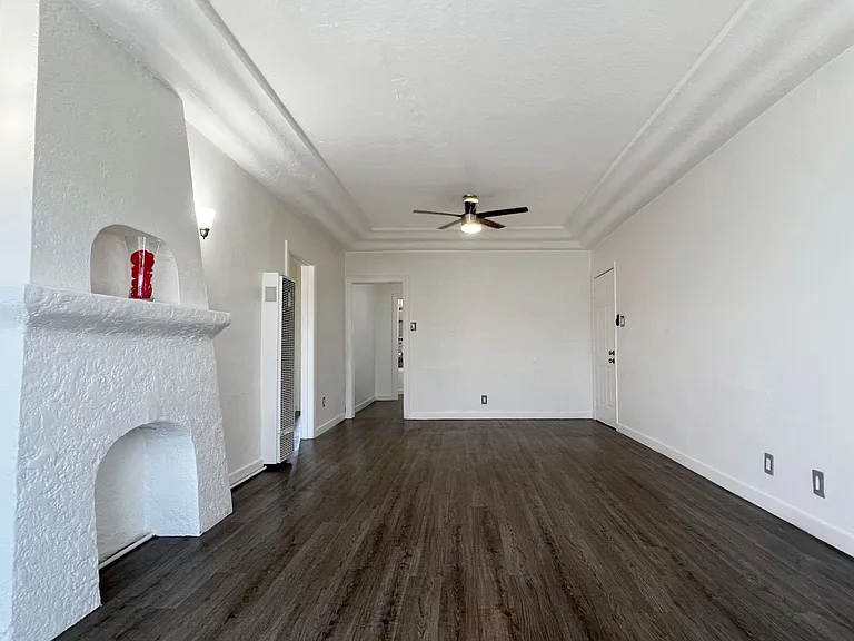 1735 E 10th St — Photo 2