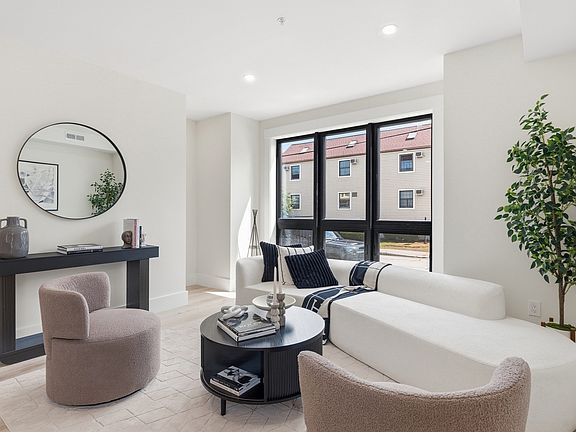 2nd image of 17 Holmes St #1