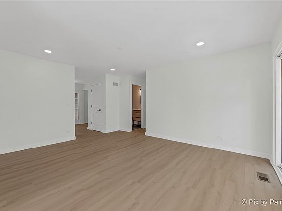 4th image of 27 Woodridge Ln