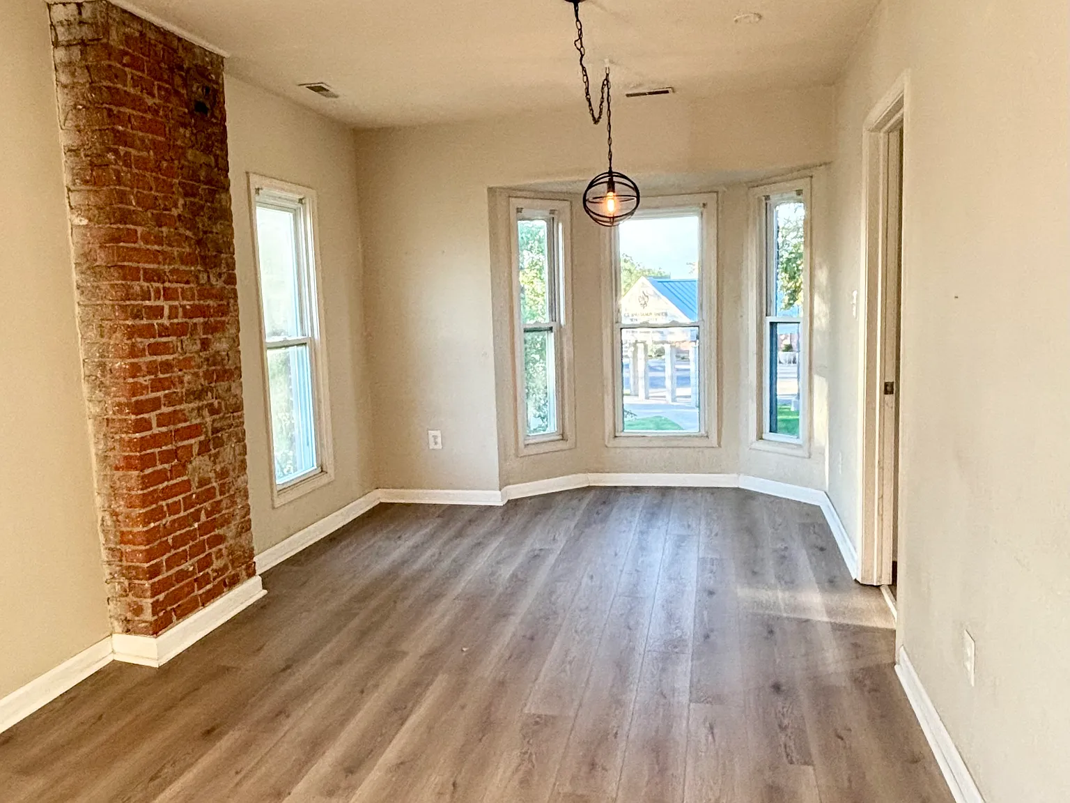 3 bed, 1200 sqft, $1,800 — Photo 1