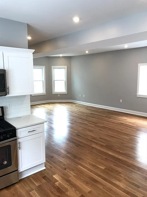 4 bed, 2.0 bath, 1900 sqft, $4,400 — Photo 2