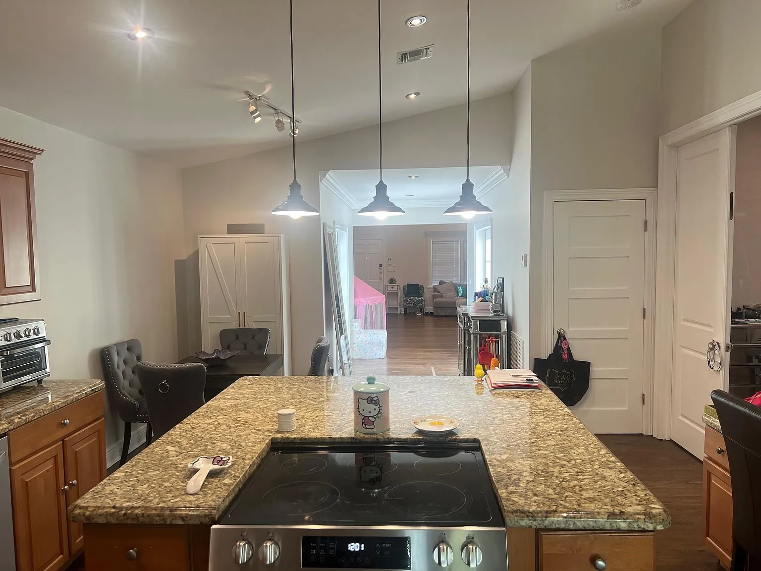 3 bed, 2.0 bath, 1679 sqft, $5,200 — Photo 4