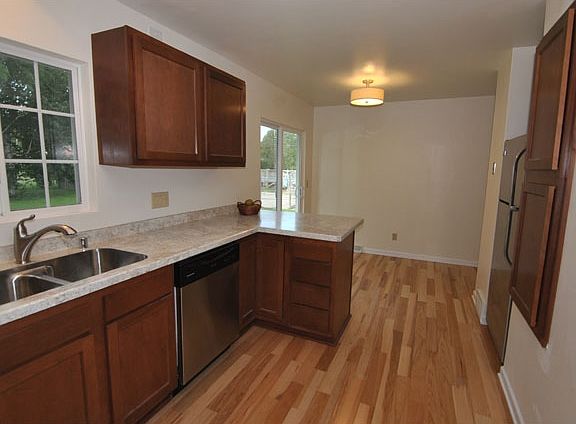 3rd image of 1026 W Burnett St