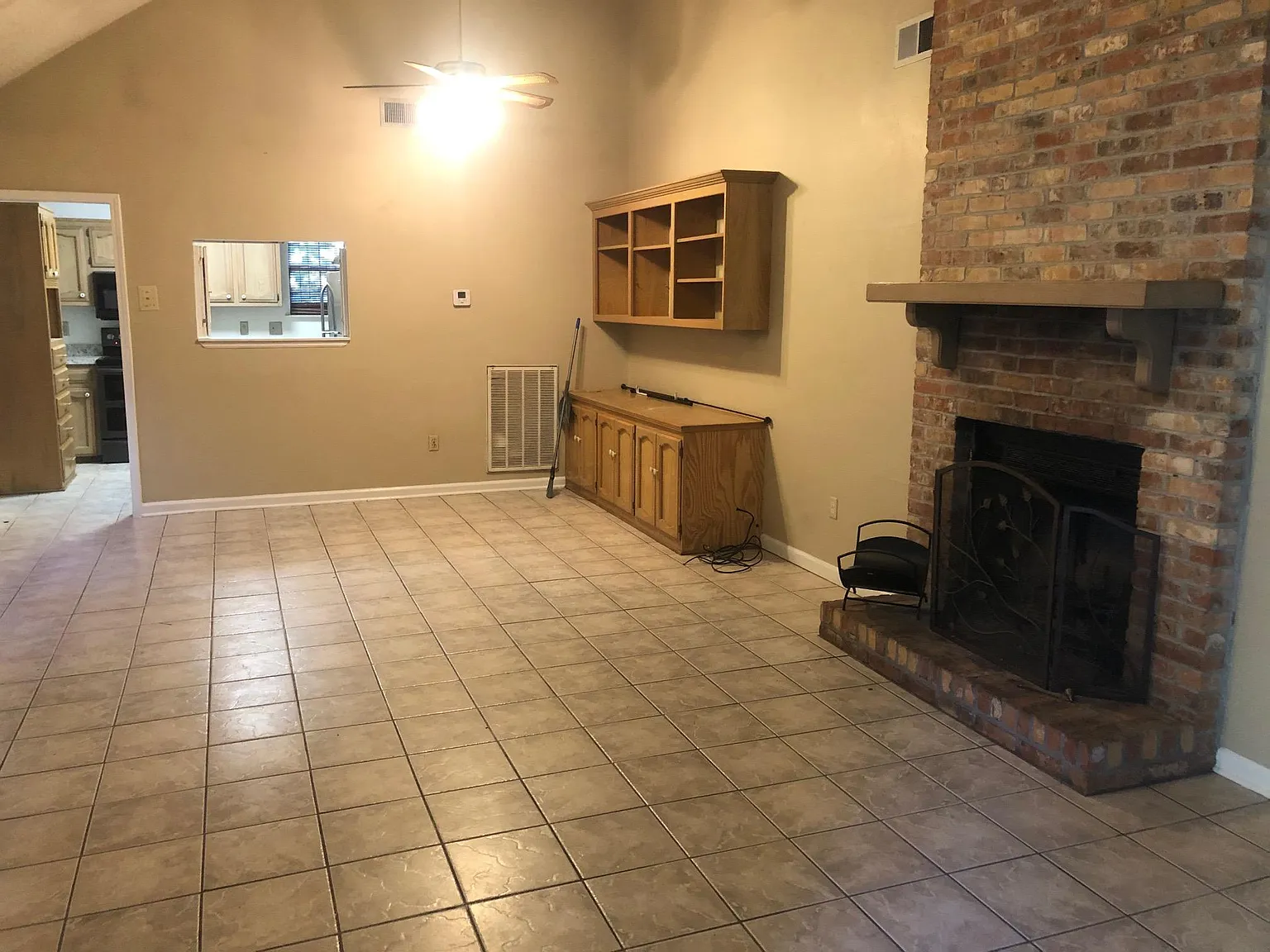 3 bed, 1888 sqft, $1,800 — Photo 2