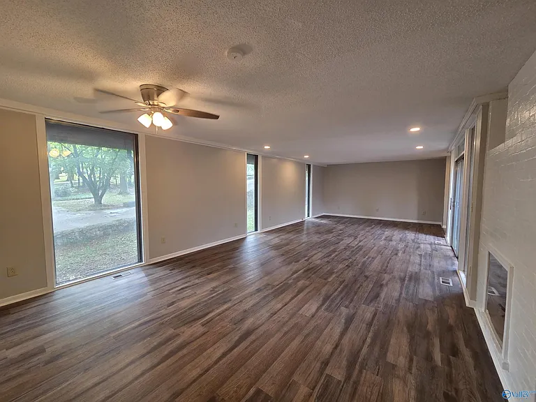 1209 Governors Dr SE — Photo 2