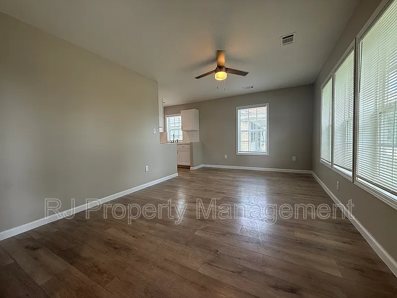3 bed, 1.0 bath, 864 sqft, $1,095 — Photo 2