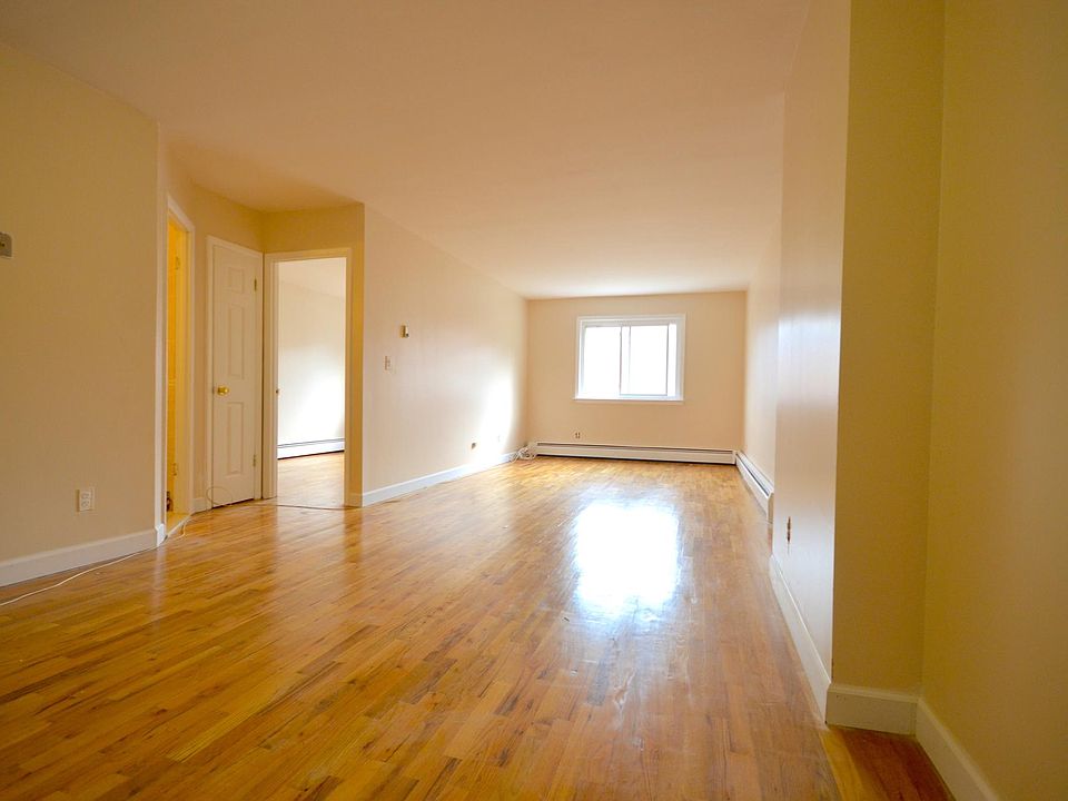 1st image of 946 Clarence Ave