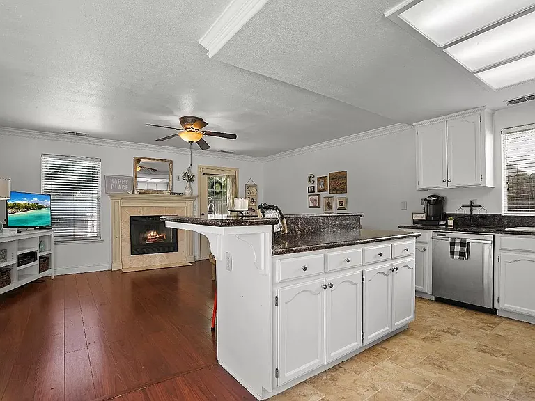 1124 Gorham Ave — Photo 9