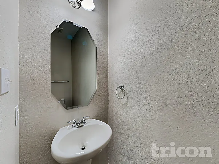 4945 Hallies Gdn — Photo 6