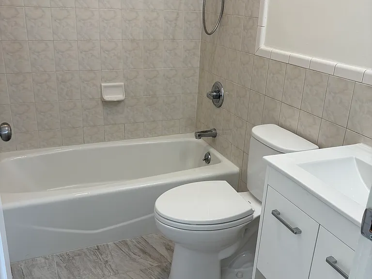 1053 Oak St #201 — Photo 9