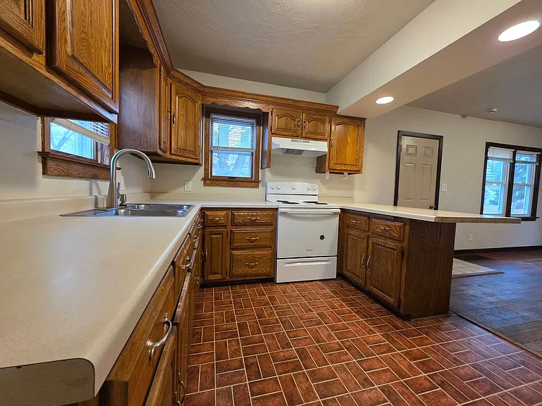 132 McKinley Ave — Photo 15