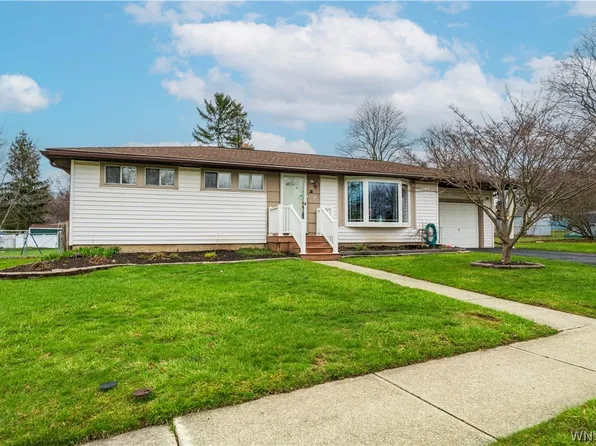 31 Jefferson Dr, Lockport, NY 14094