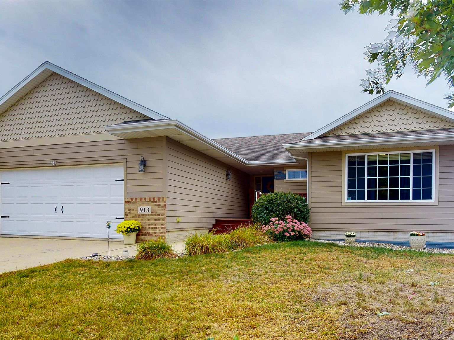 913 38th St, Spirit Lake, IA 51360 Zillow