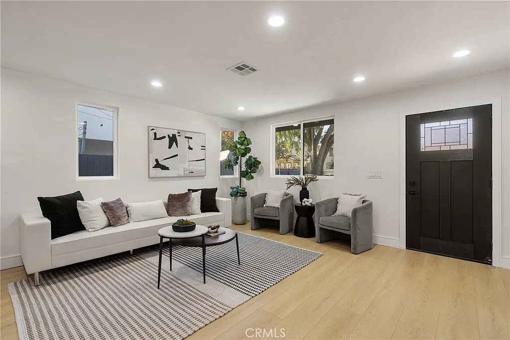 4 bed, 1600 sqft, $4,595 — Photo 2