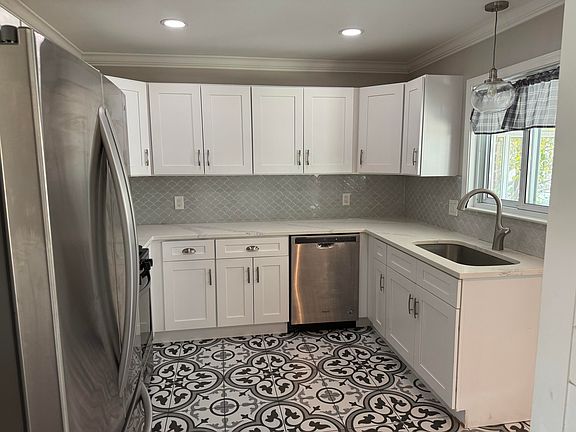 3rd image of 25147 Collingwood St