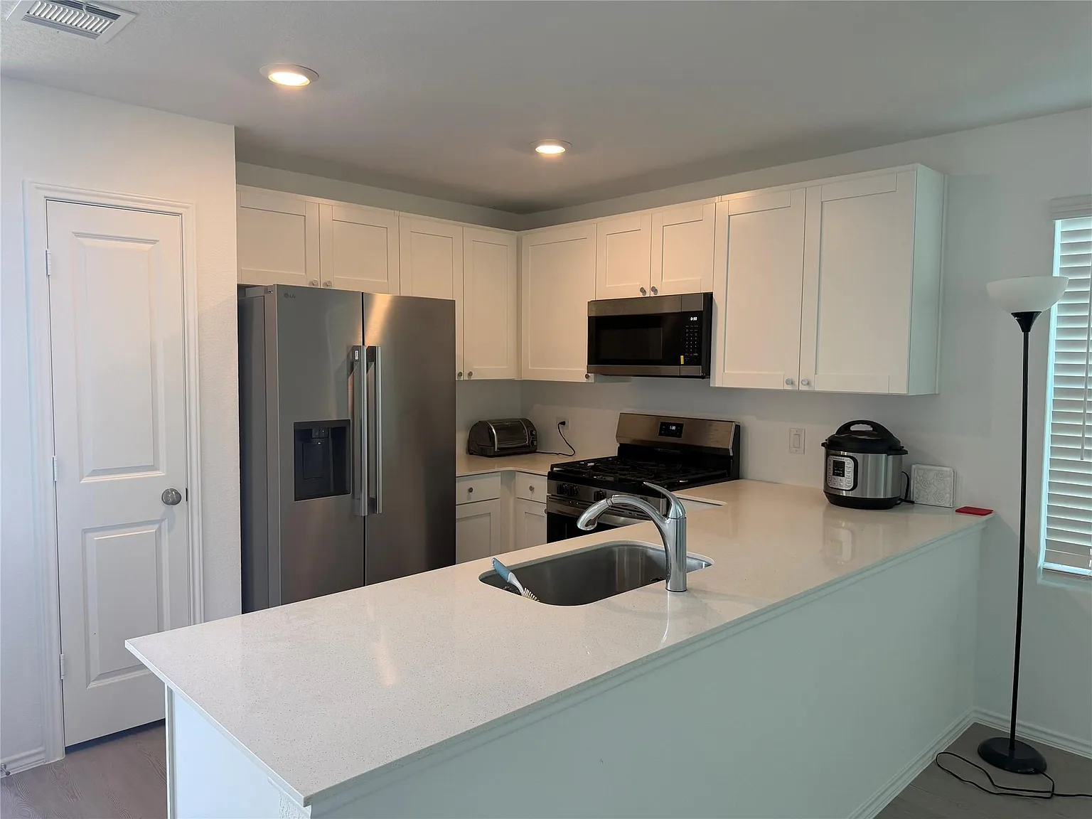 3 bed, 2.5 bath, 1427 sqft, $1,750 — Photo 3