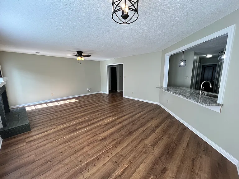 115 Sleepy Hollow Ln — Photo 4