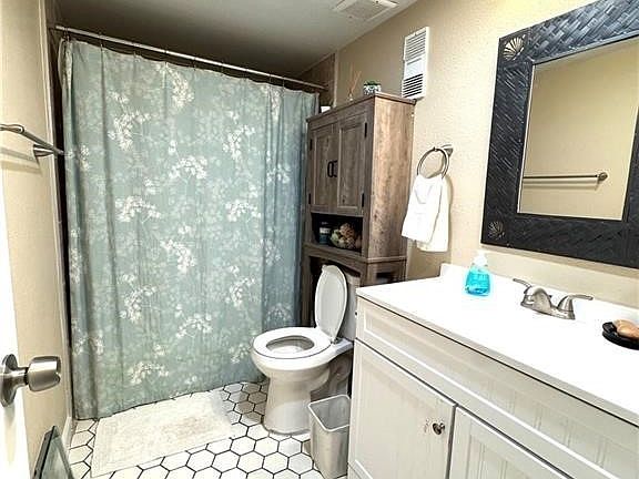 5th image of 4906 Victoria Dr APT 108