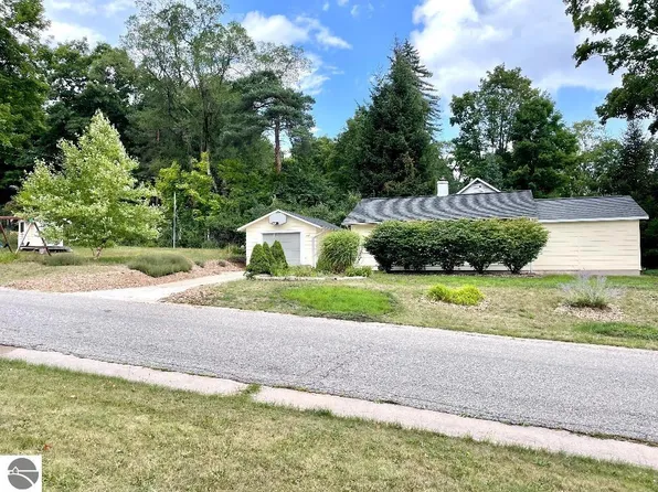 302 Steuben St, Bellaire, MI 49615