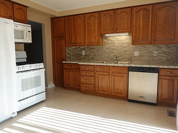 4th image of 431 Helen St