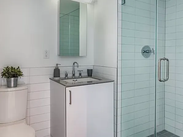 22-22 Jackson Avenue image 3 of 6