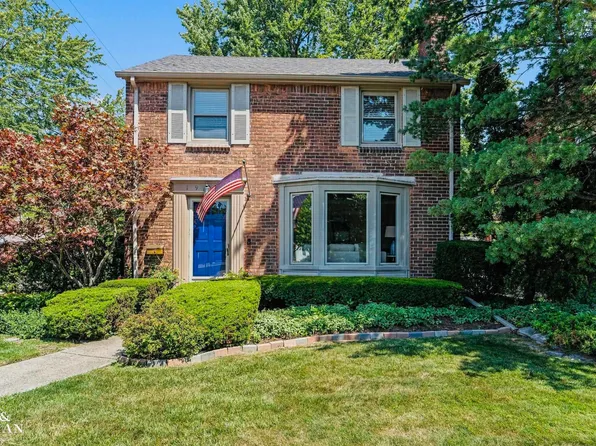 1930 Lochmoor Blvd, Grosse Pointe Woods, MI 48236