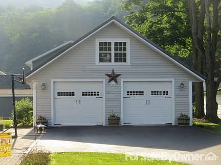 Garage w/ 12'x32' upstairs