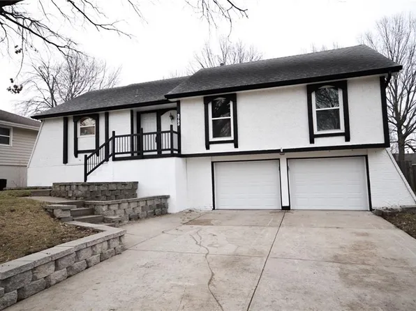 2725 S Queen Ridge Dr, Independence, MO 64055