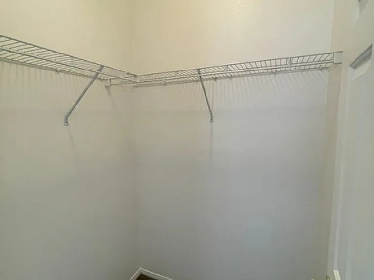 251 Queens Ct — Photo 23