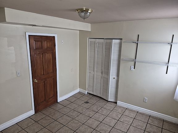 4th image of 3043 W 56th St #Basement